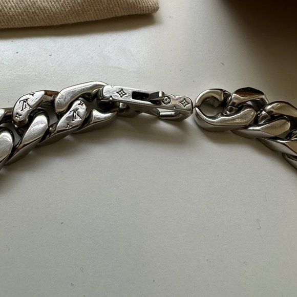 LV Chain Links Necklace - Picture 2 of 5